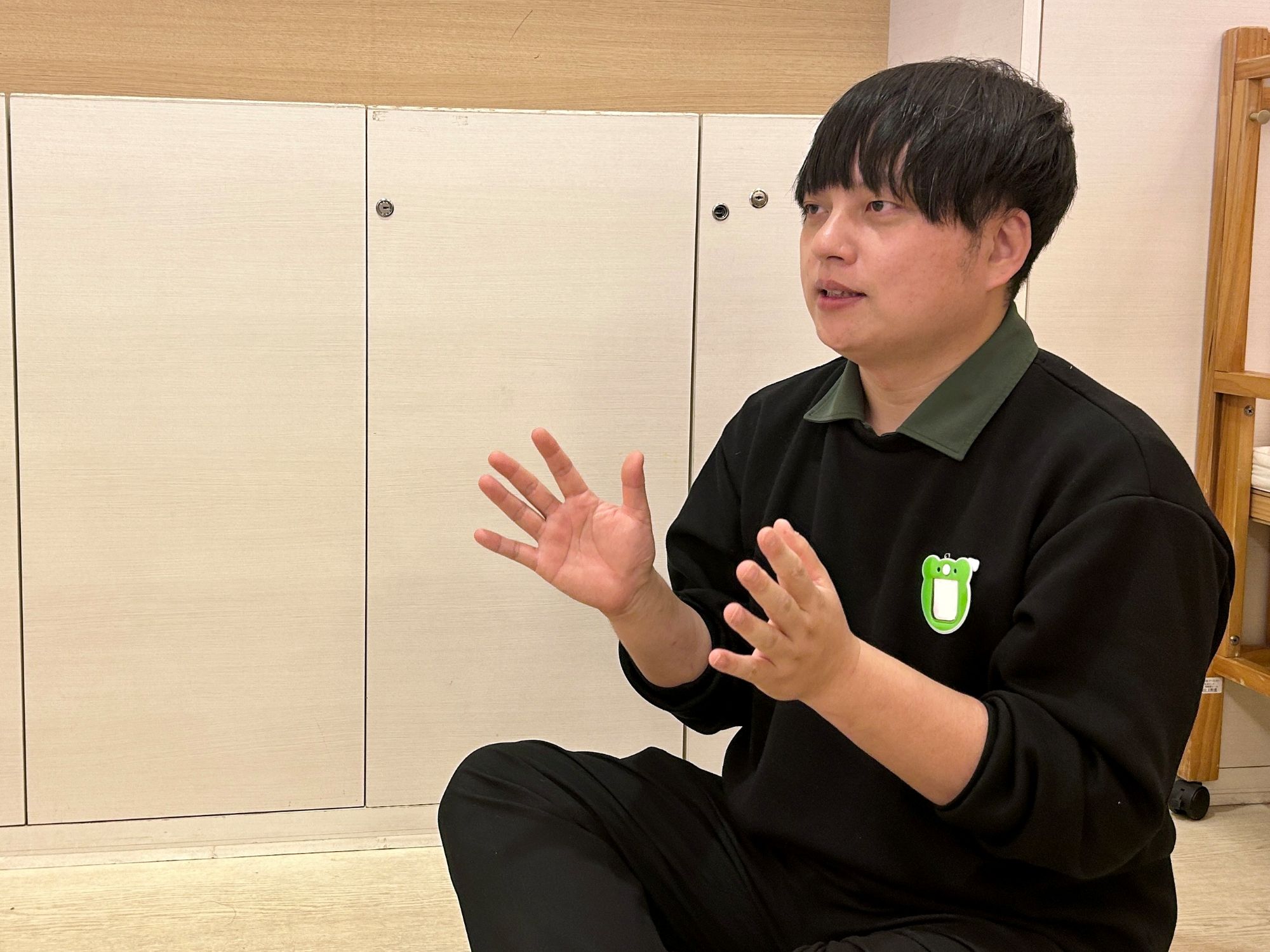 インタビューに応える森谷副施設長