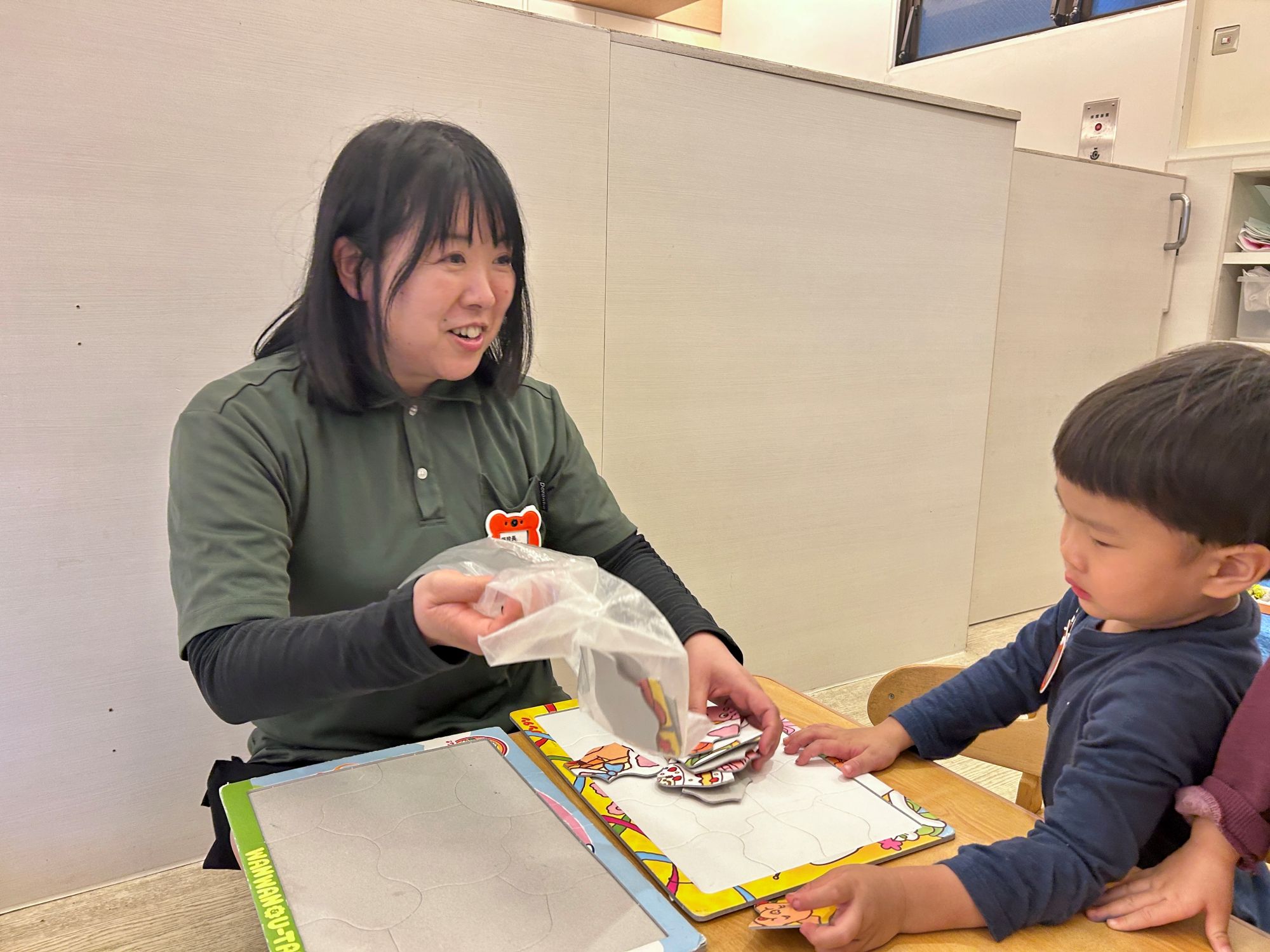 子どもと活動する猪俣施設長