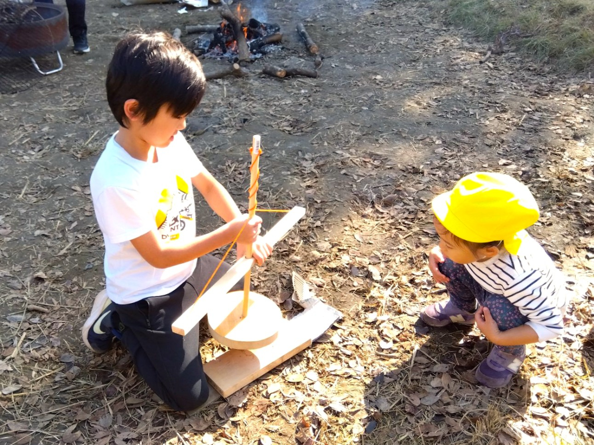 火起こし器で火をおこそうとする