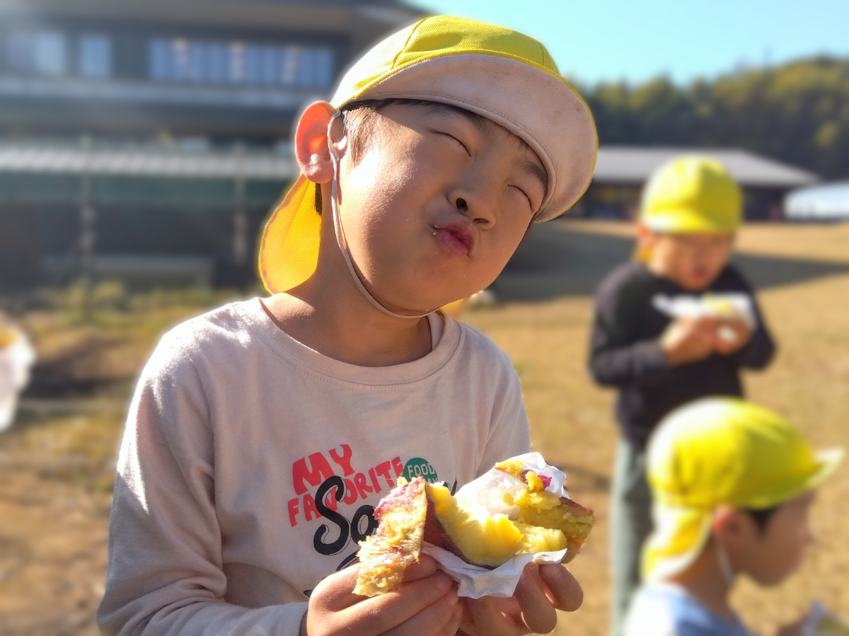 焼き芋を食べる子ども