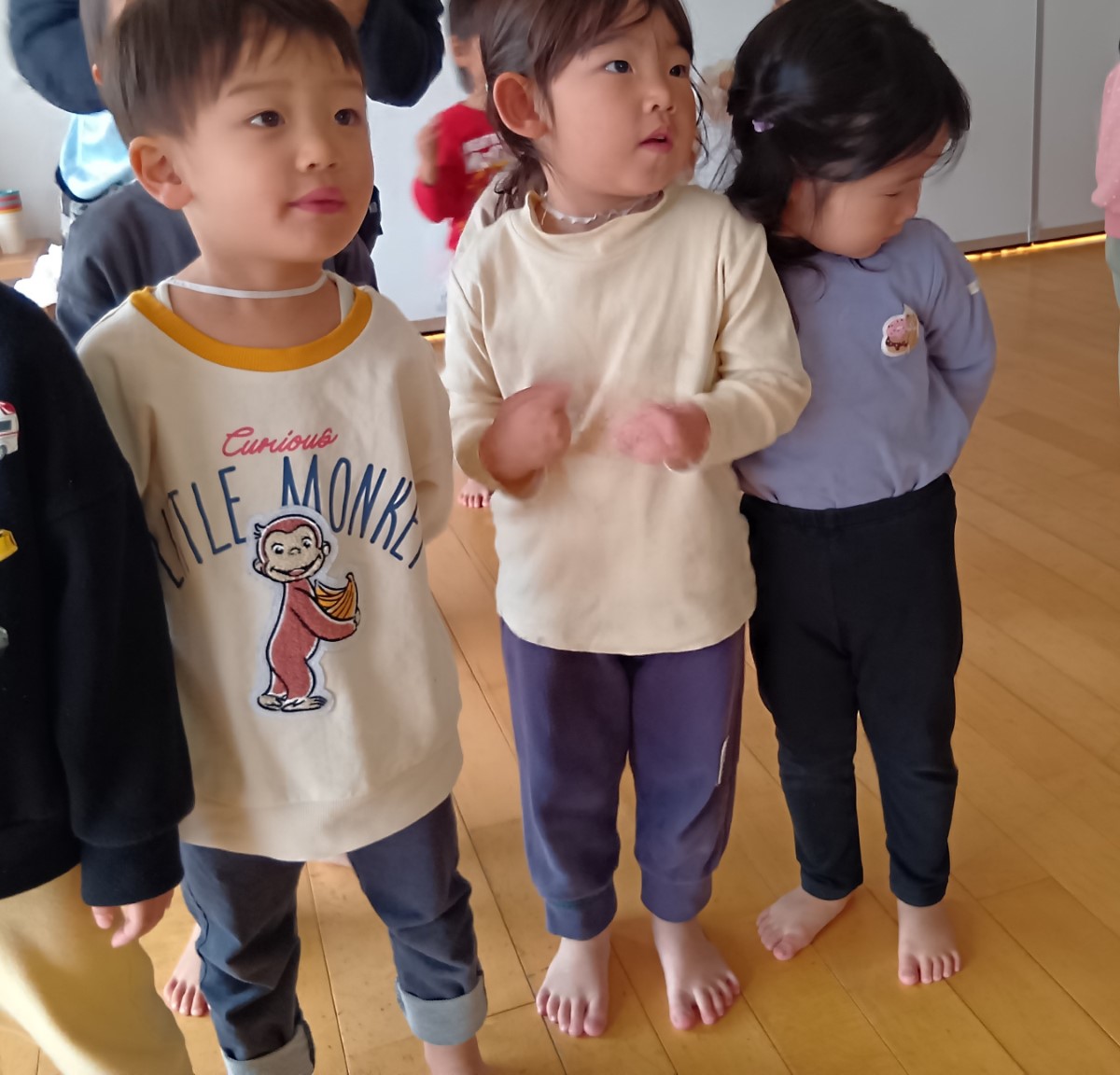 体を動かす子どもたち
