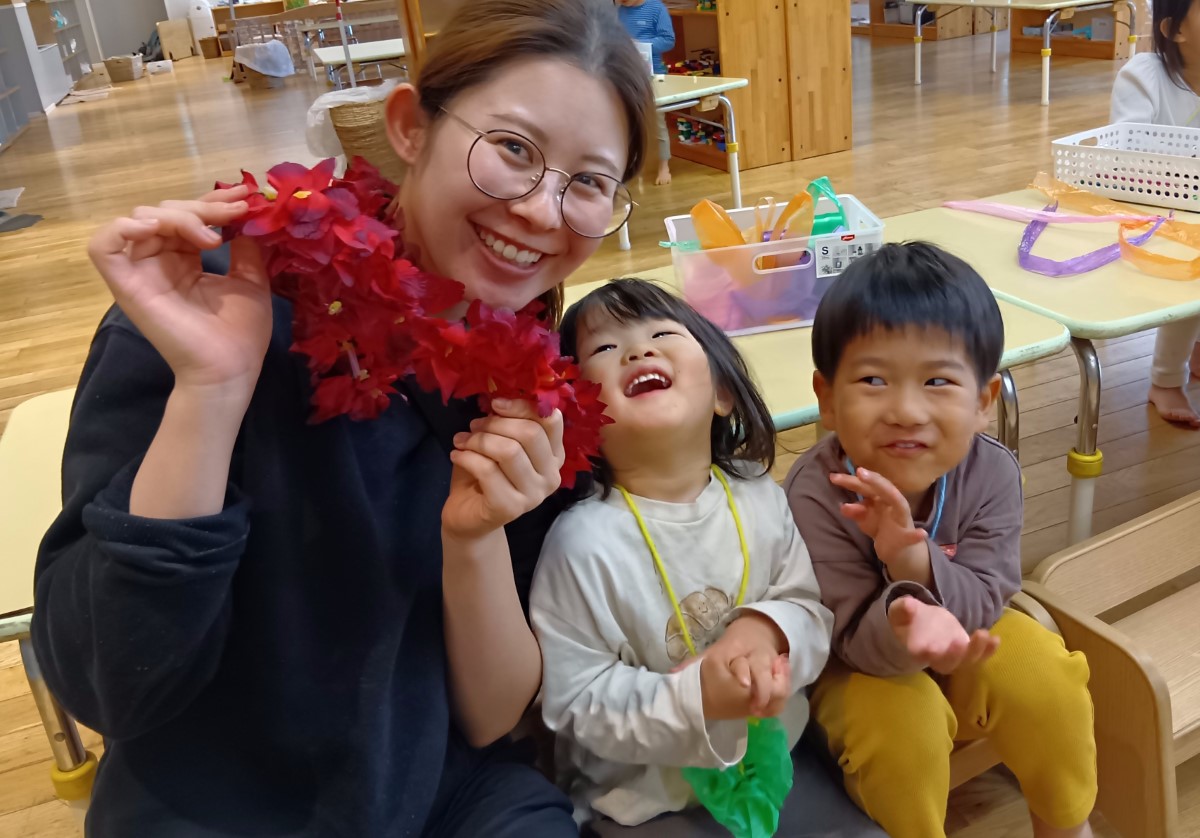 花飾りを首にかける