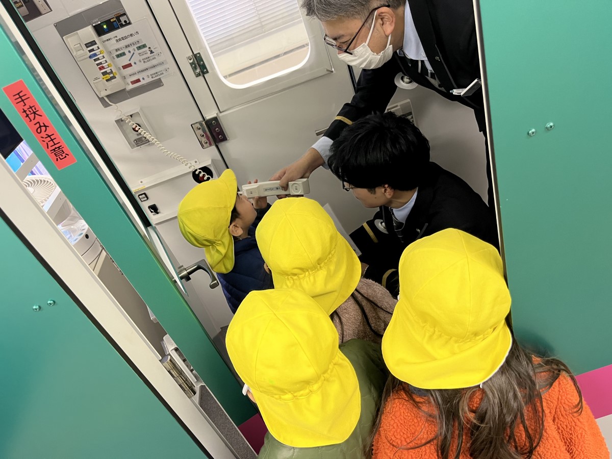 車掌アナウンスの体験をする子どもたち
