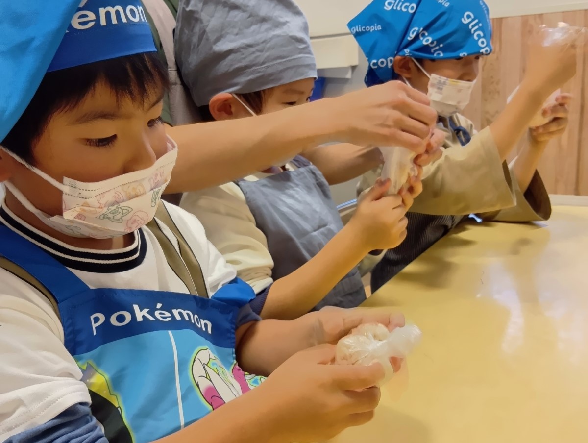 味噌を袋の上から丸める子どもたち