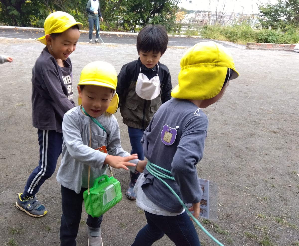 公園で遊んでいる子どもたち