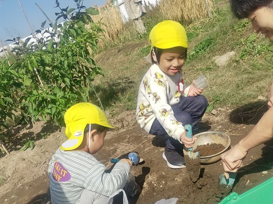 スコップで土を掘る