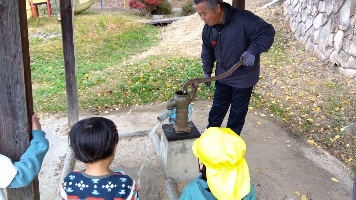 井戸を眺める子どもたち