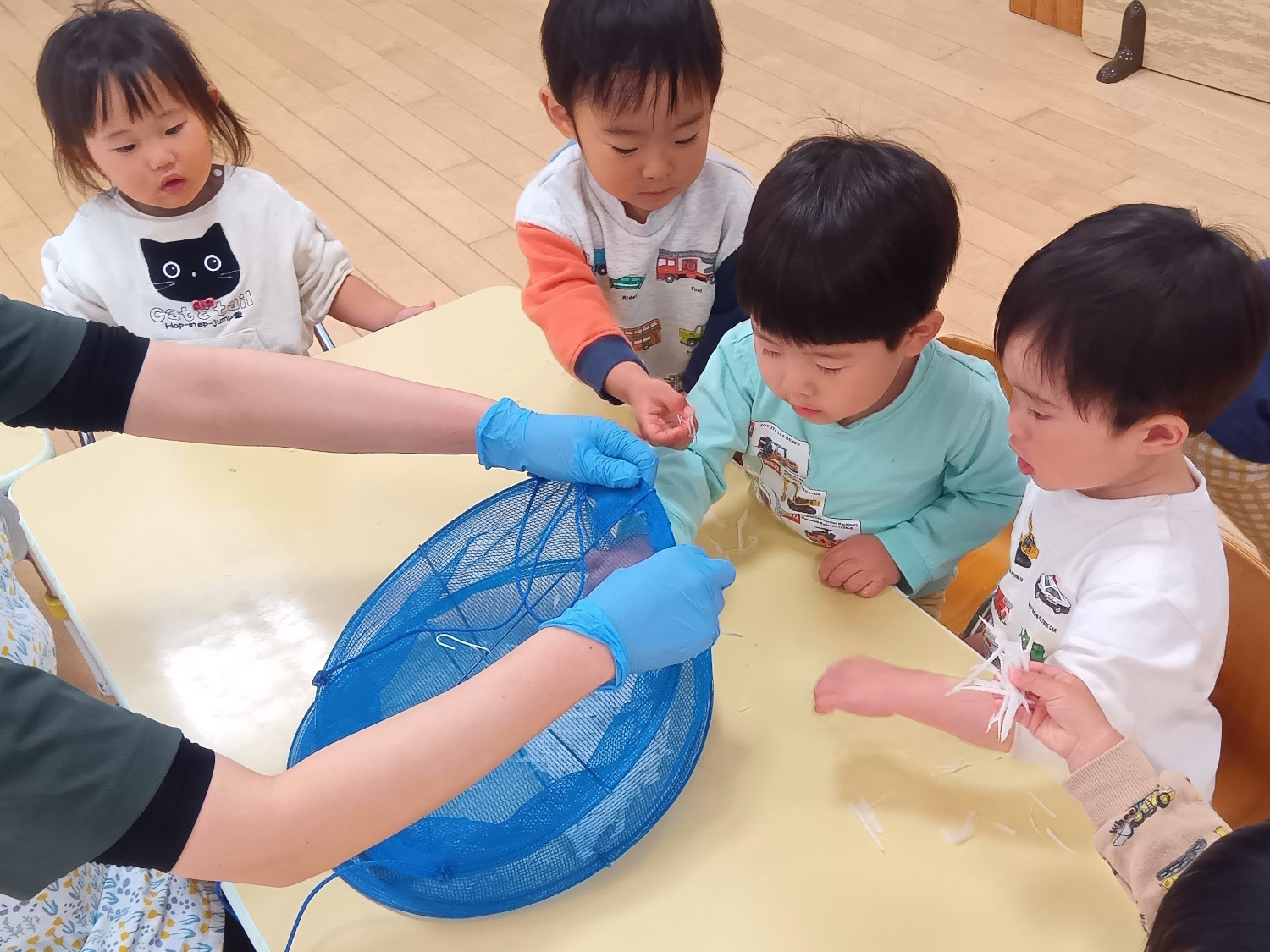 干された大根を眺める子どもたち