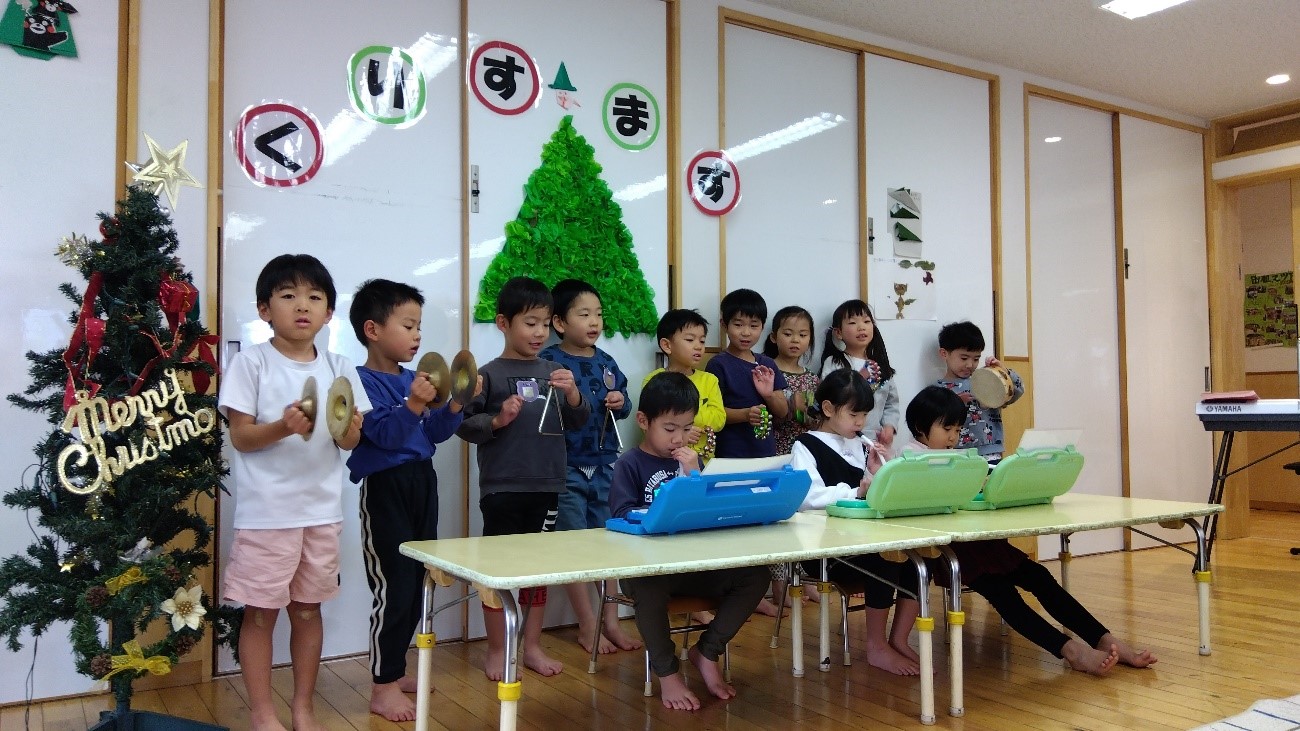 さまざまな楽器を使って演奏をする子どもたち