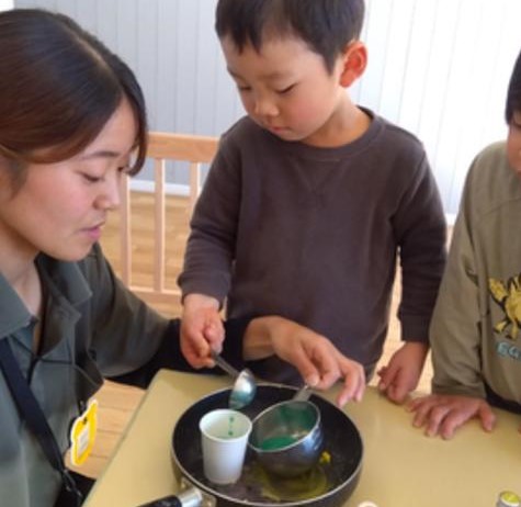 キャンドルづくりをする子ども