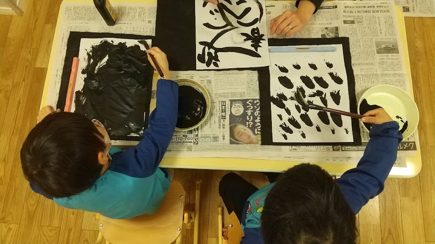 書初めをする子どもたち