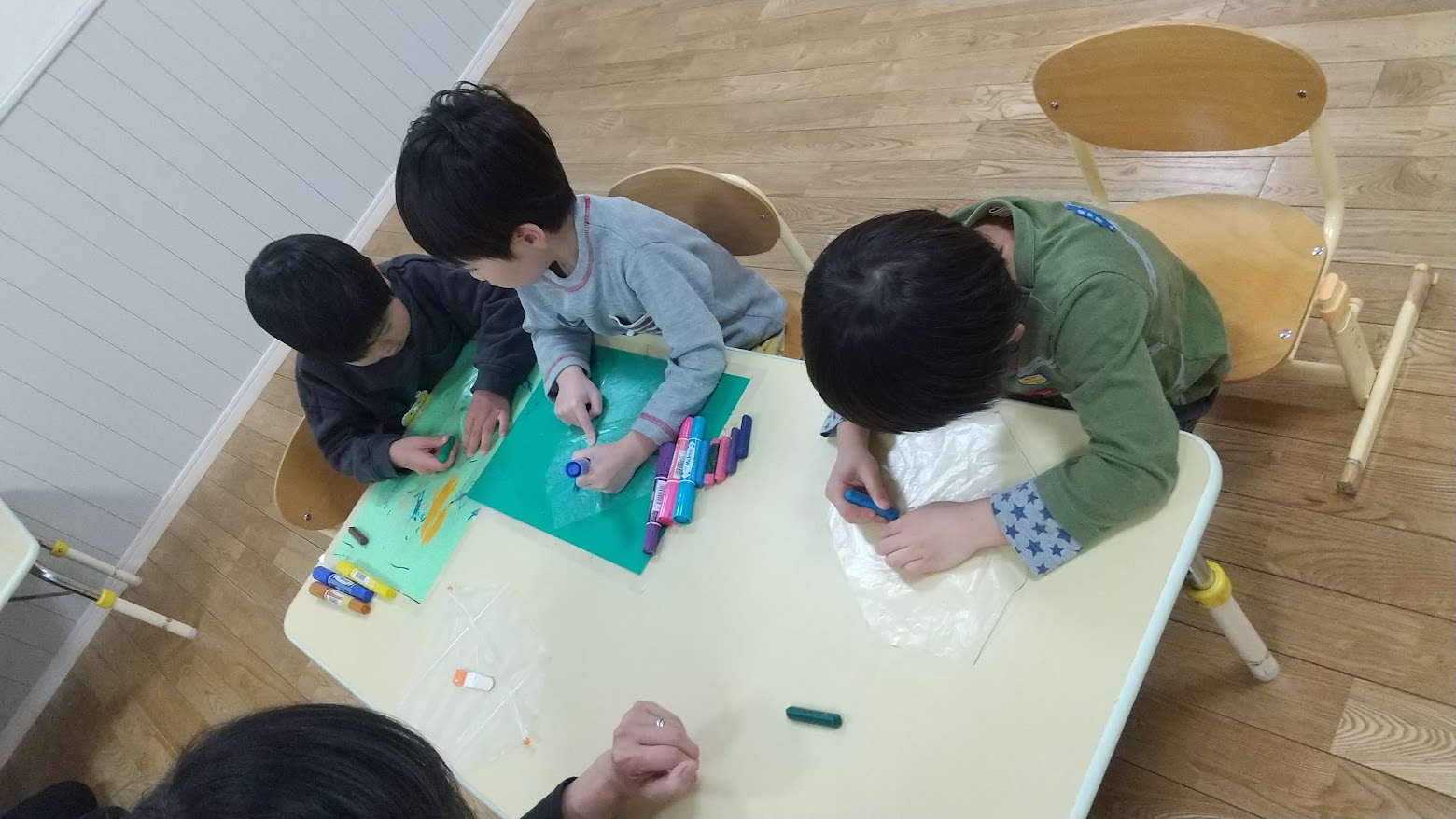 ビニールに絵を描く子どもたち