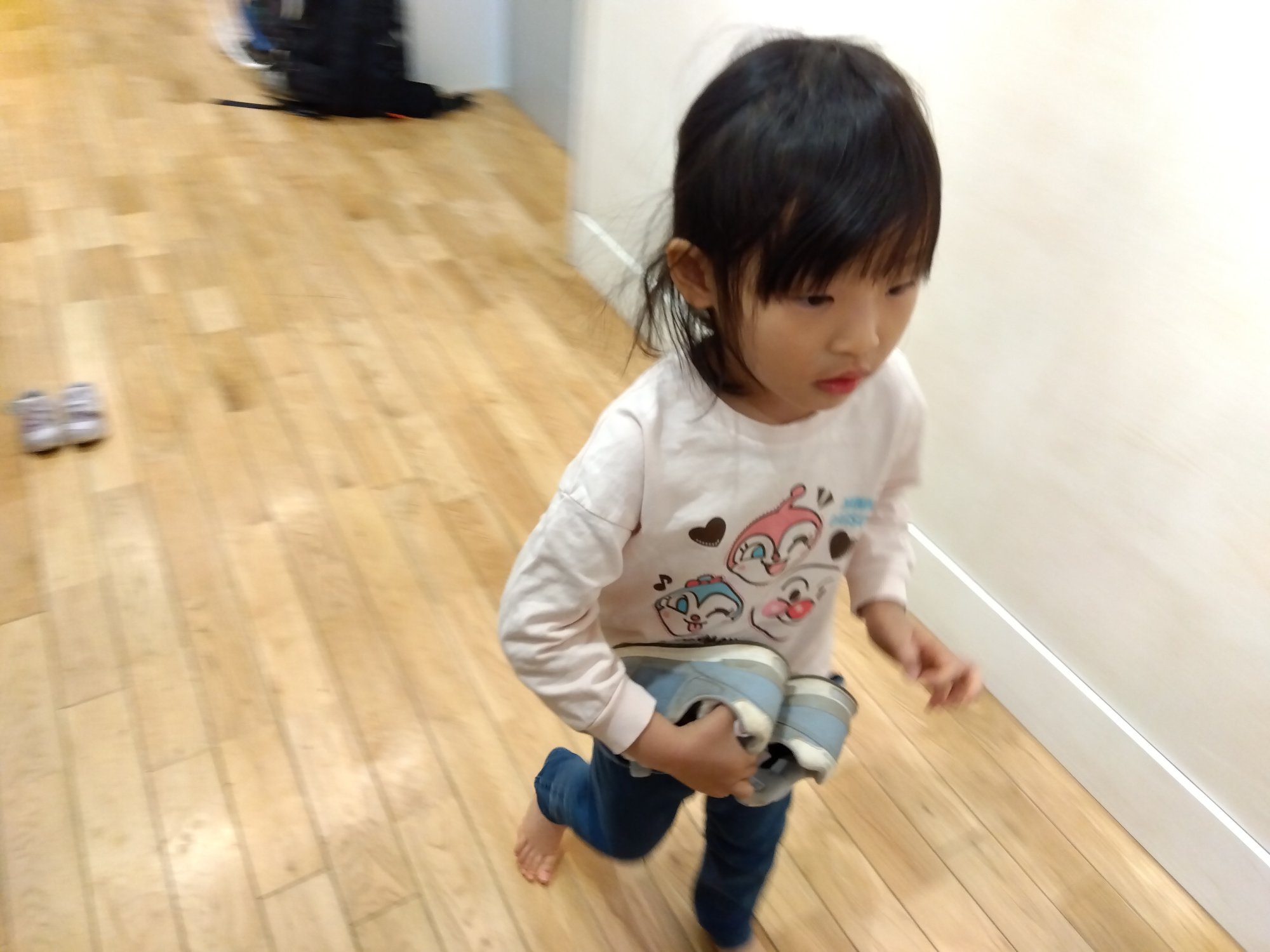自分の靴を自分で片づけるこどもの様子