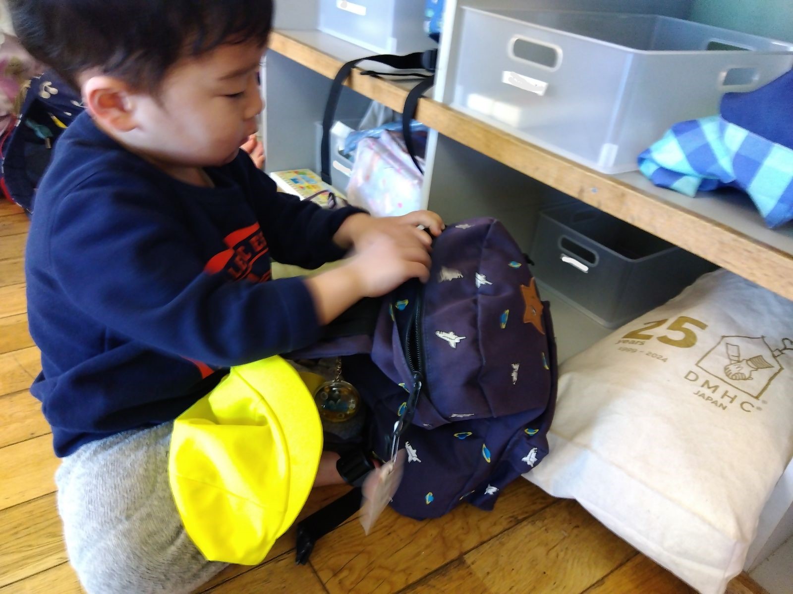 自分の荷物を自分で片づけるこどもの様子