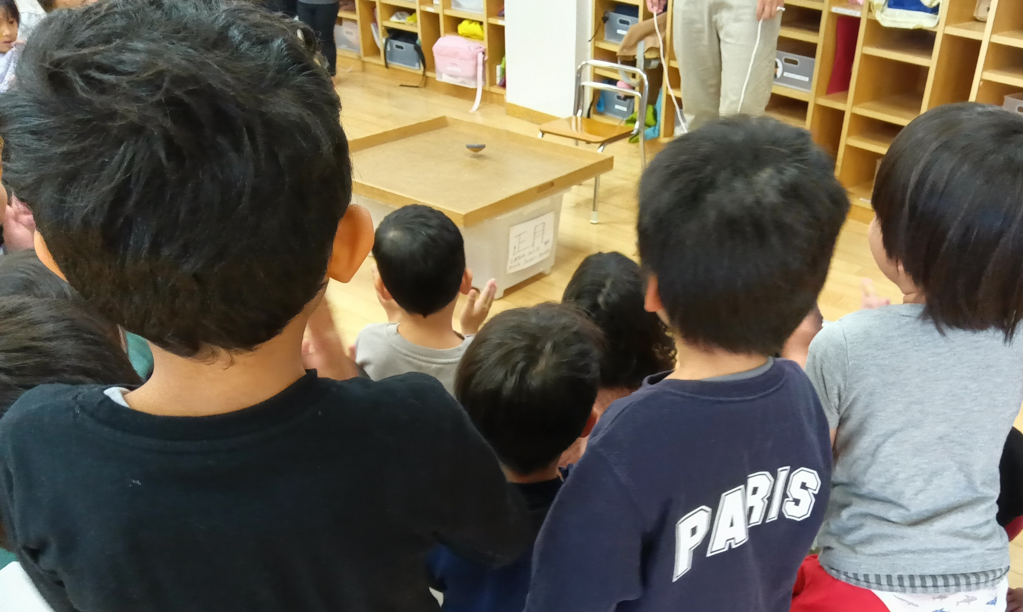 昔遊び体験に取り組む子どもたちの様子