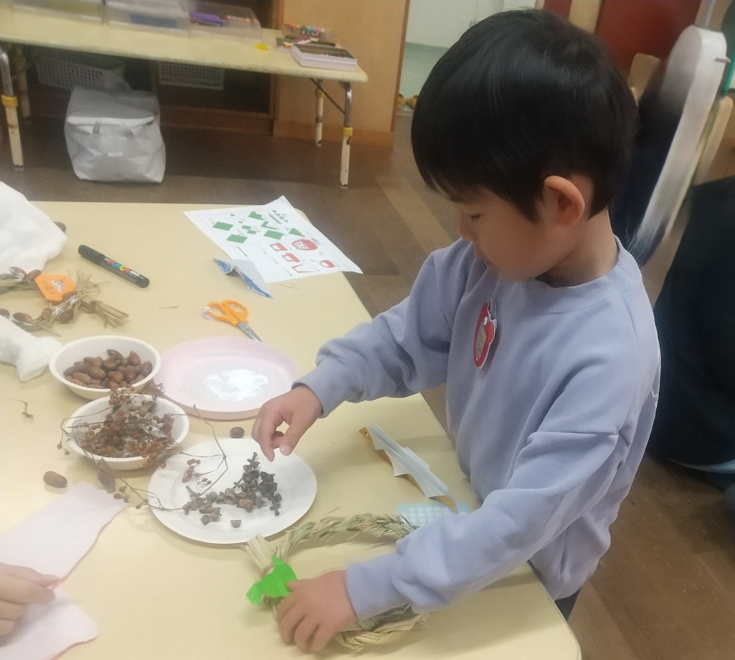 正月飾りを作る子ども