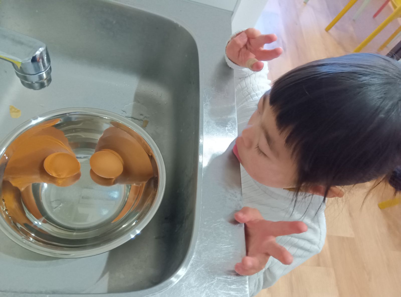 たまごを眺める子どもの様子