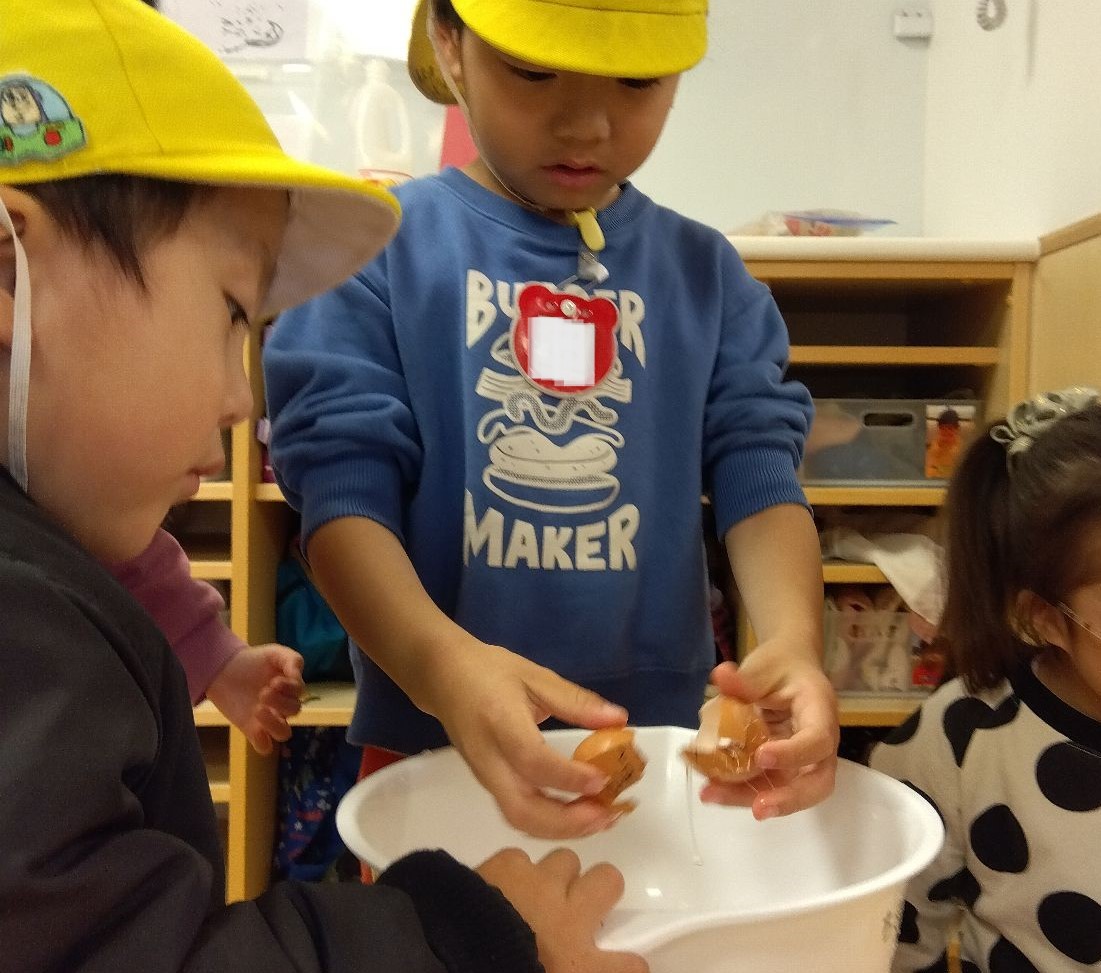 たまごを割る子どもの様子