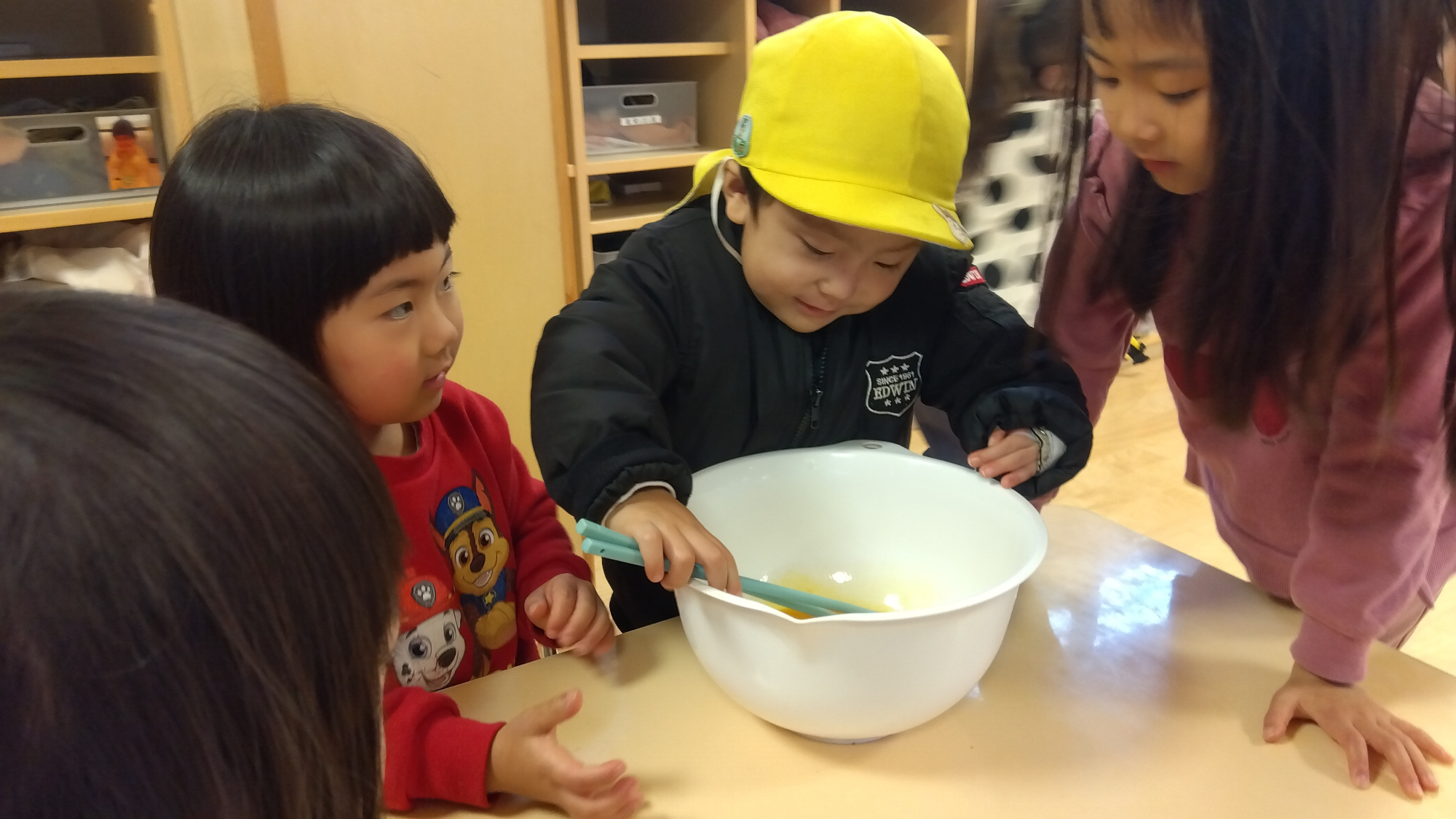 たまごを混ぜる子どもの様子