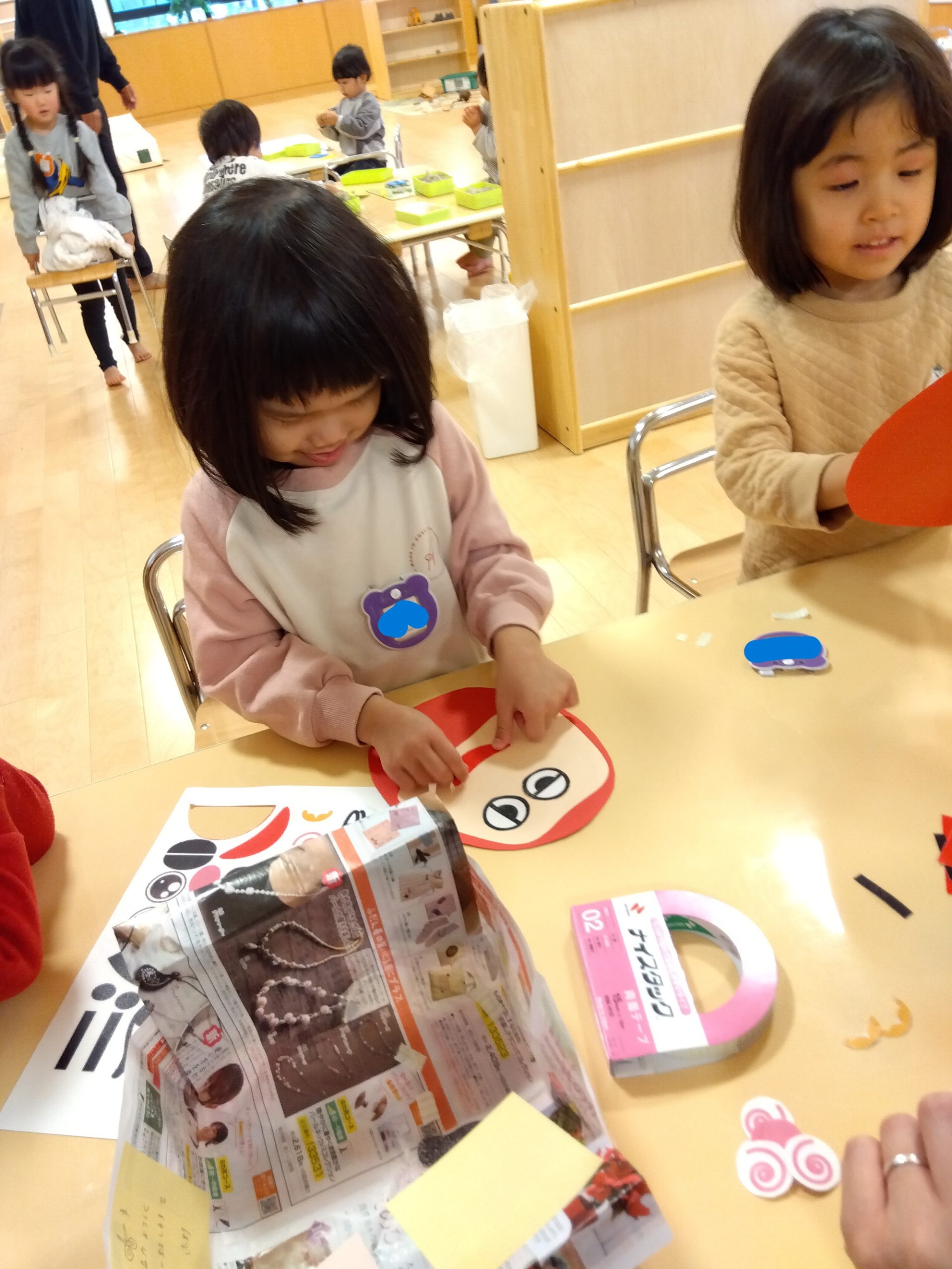 福笑いを楽しむ子どもたちの様子