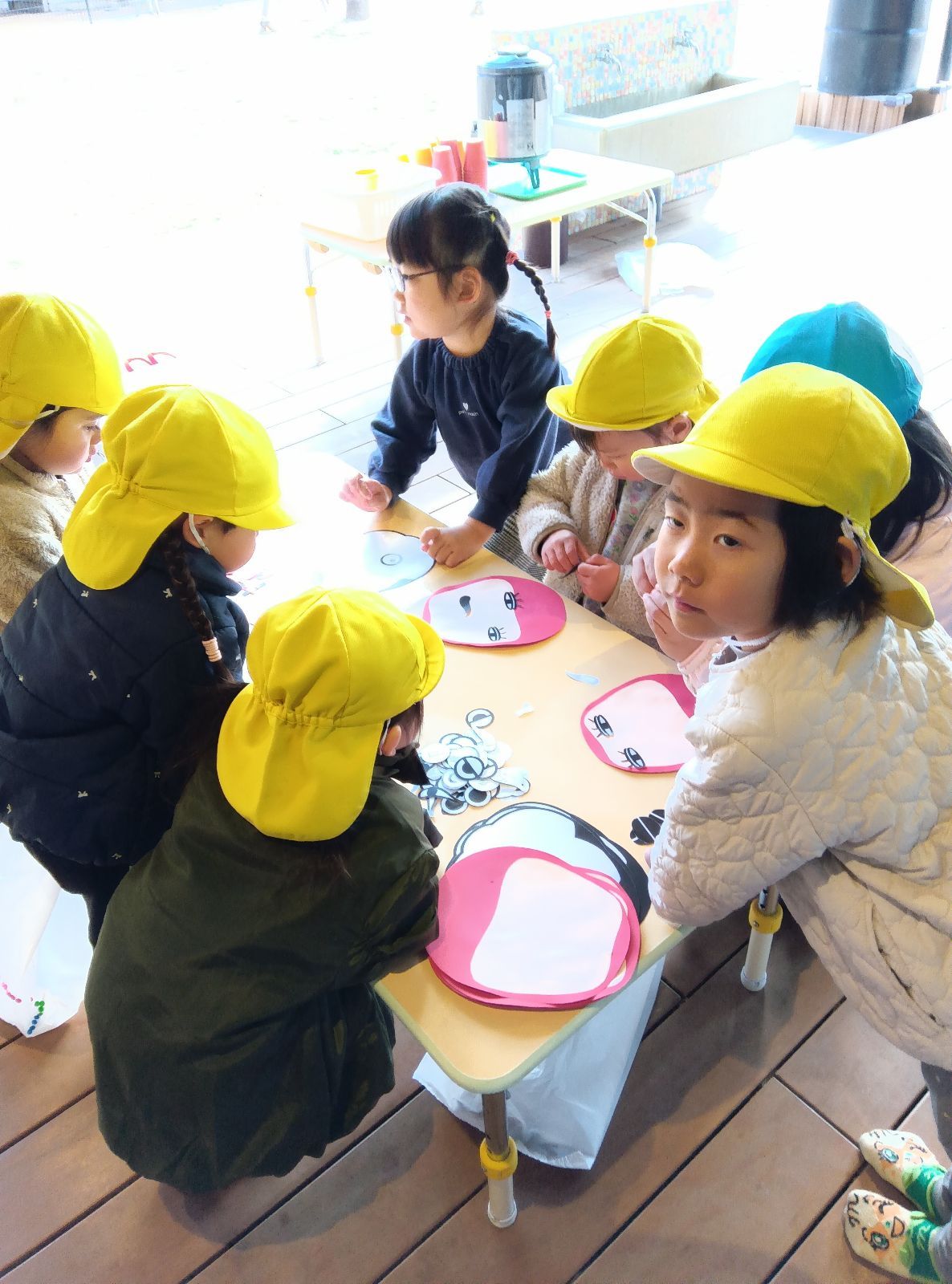 福笑いを楽しむ子どもたちの様子