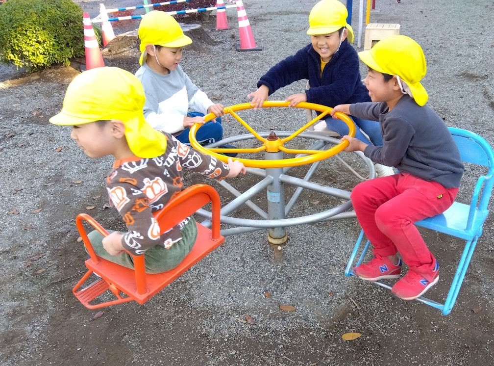 公演の遊具で遊ぶ子どもたち
