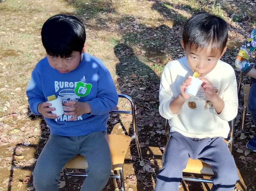 焼き上がった焼き芋を食べる子どもたち