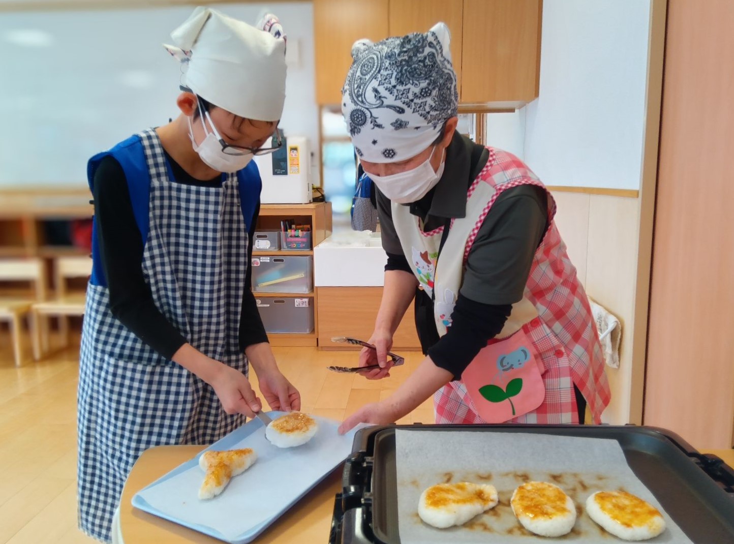「五平餅」づくりに取り組む子どもたちの様子