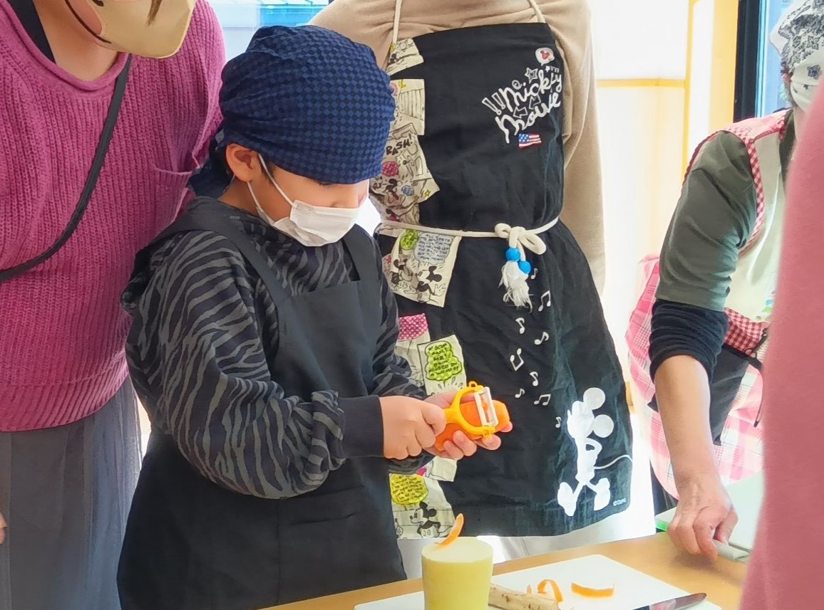「豚汁」づくりに取り組む子どもたちの様子