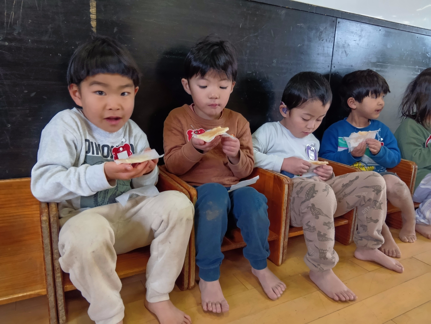 焼き上がったおせんべいを食べる子どもたち