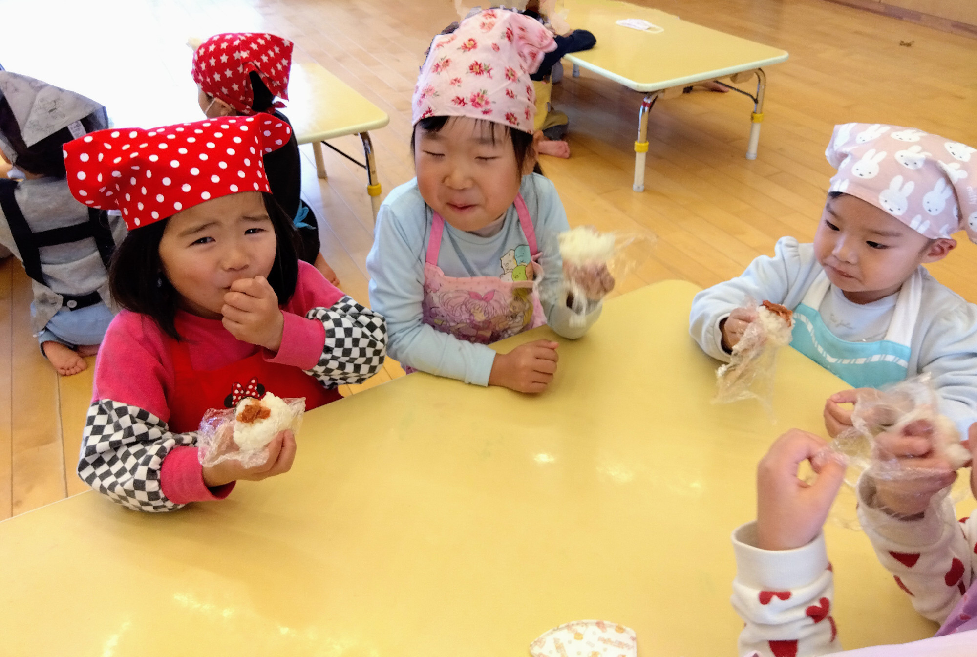 おにぎりを食べる子どもたちの様子