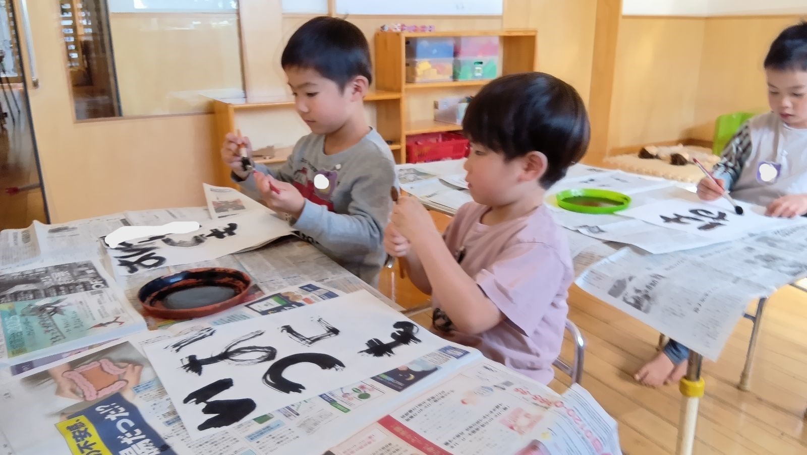 書初めに取り組む様子