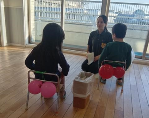 おしりを拭く練習の様子