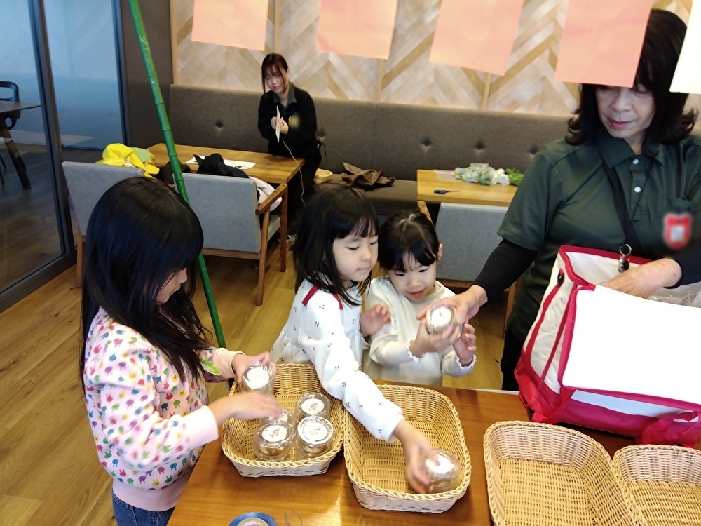 商品を陳列する子どもたち