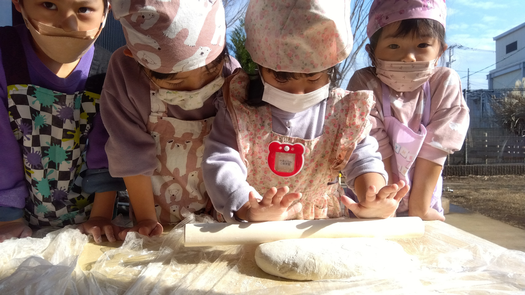 作ったうどんを食べている子どもの様子