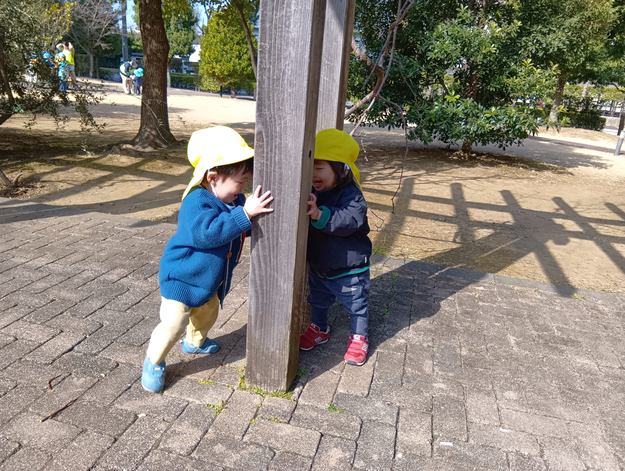 かくれんぼをする子どもたちの様子