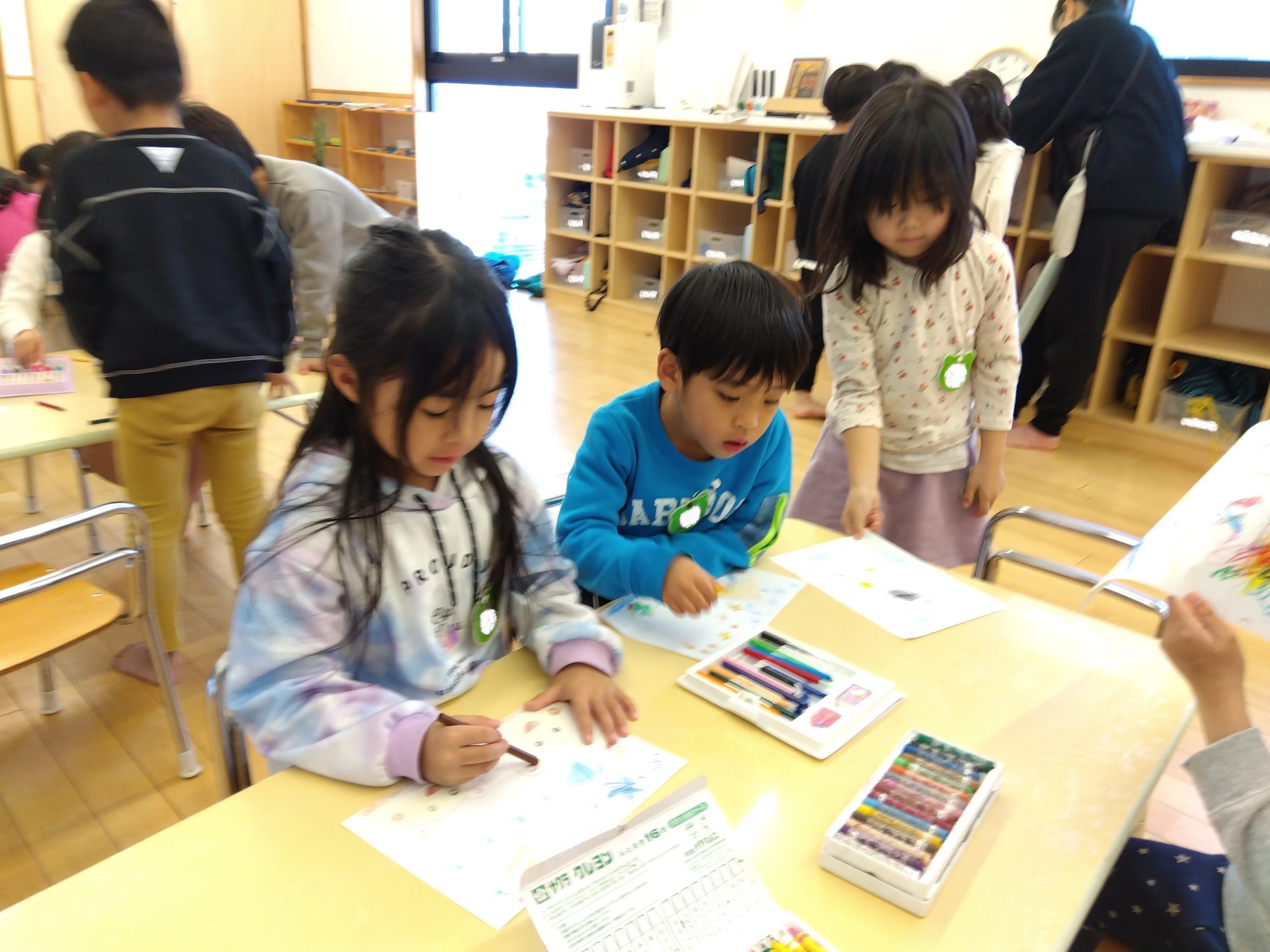 沢山のイメージを絵で表現するこどもたち