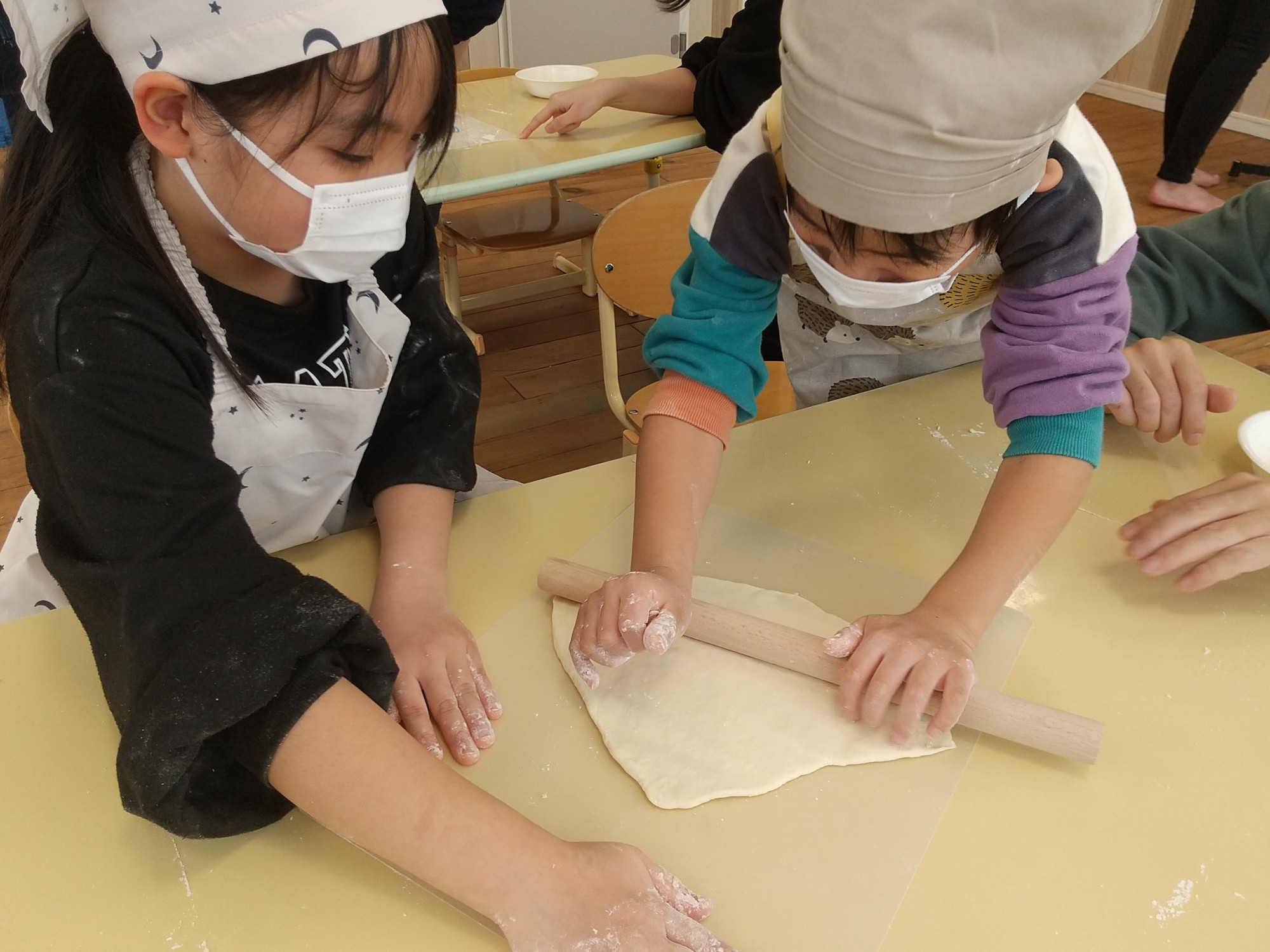 麺棒を使って更に伸ばす様子