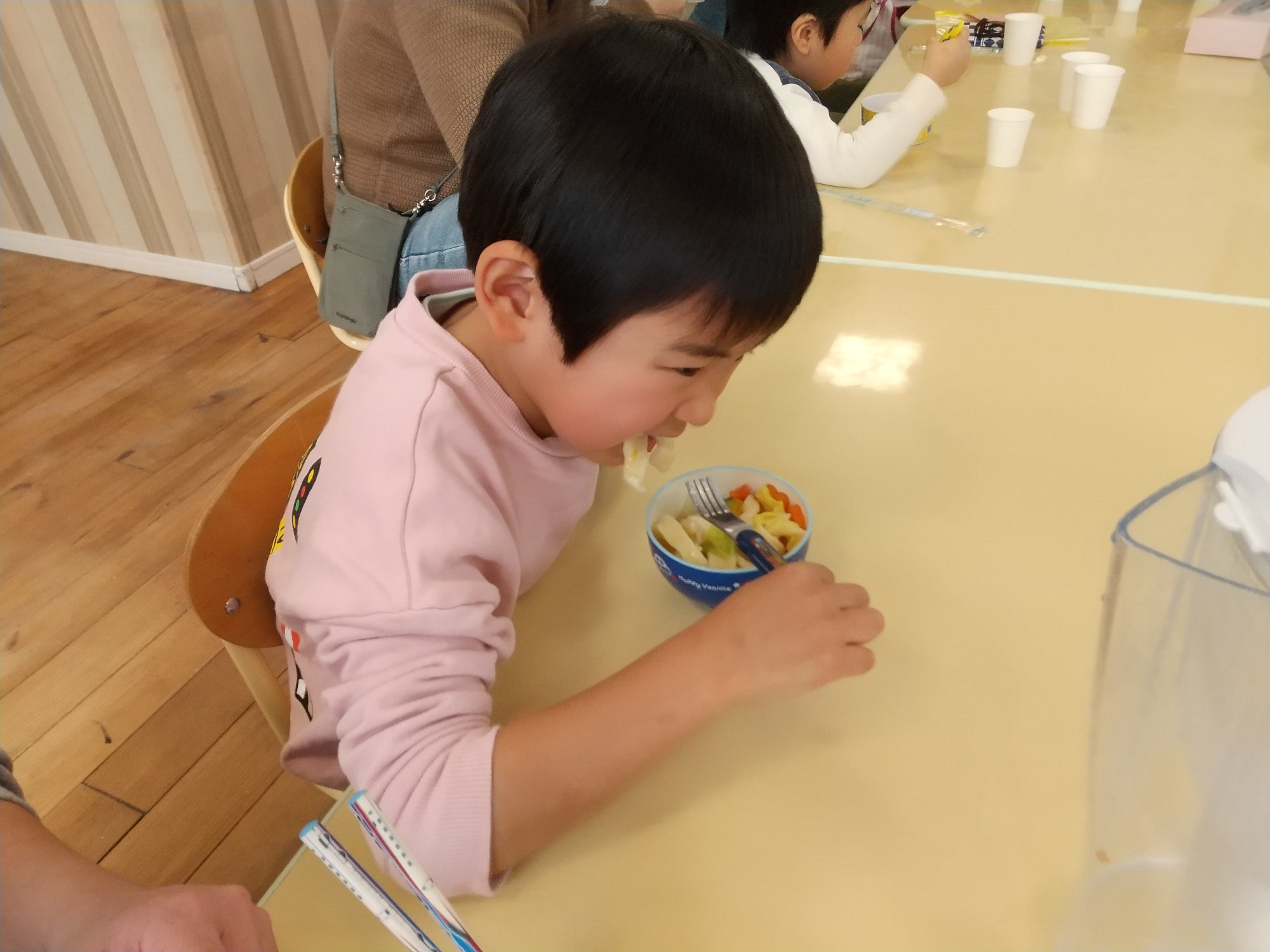 ほうとうを食べる子どもの様子