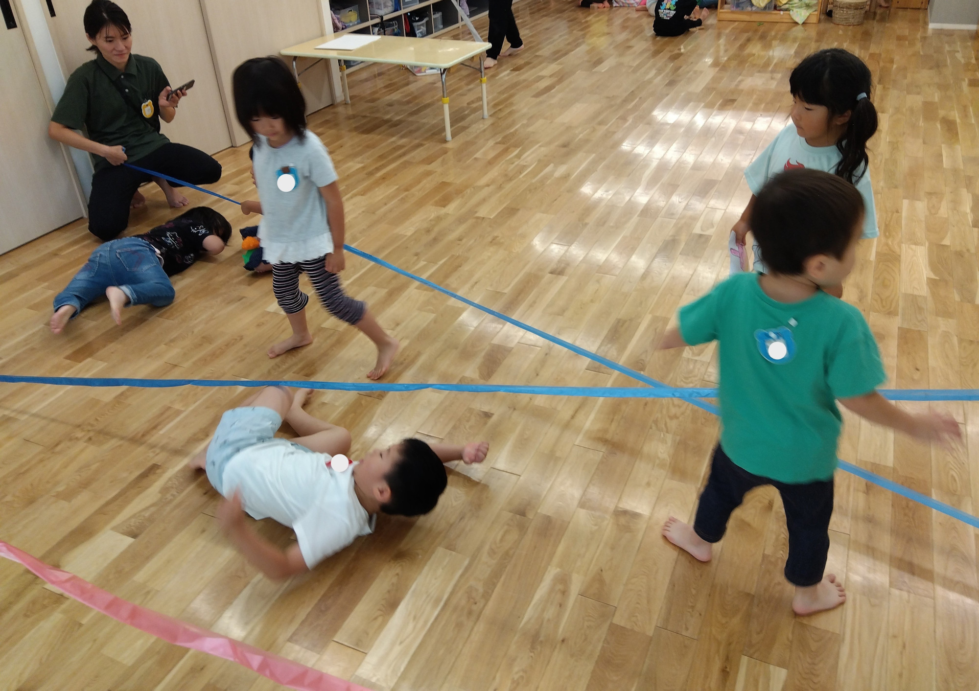 「クモの巣くぐり」を楽しむ子どもたちの様子
