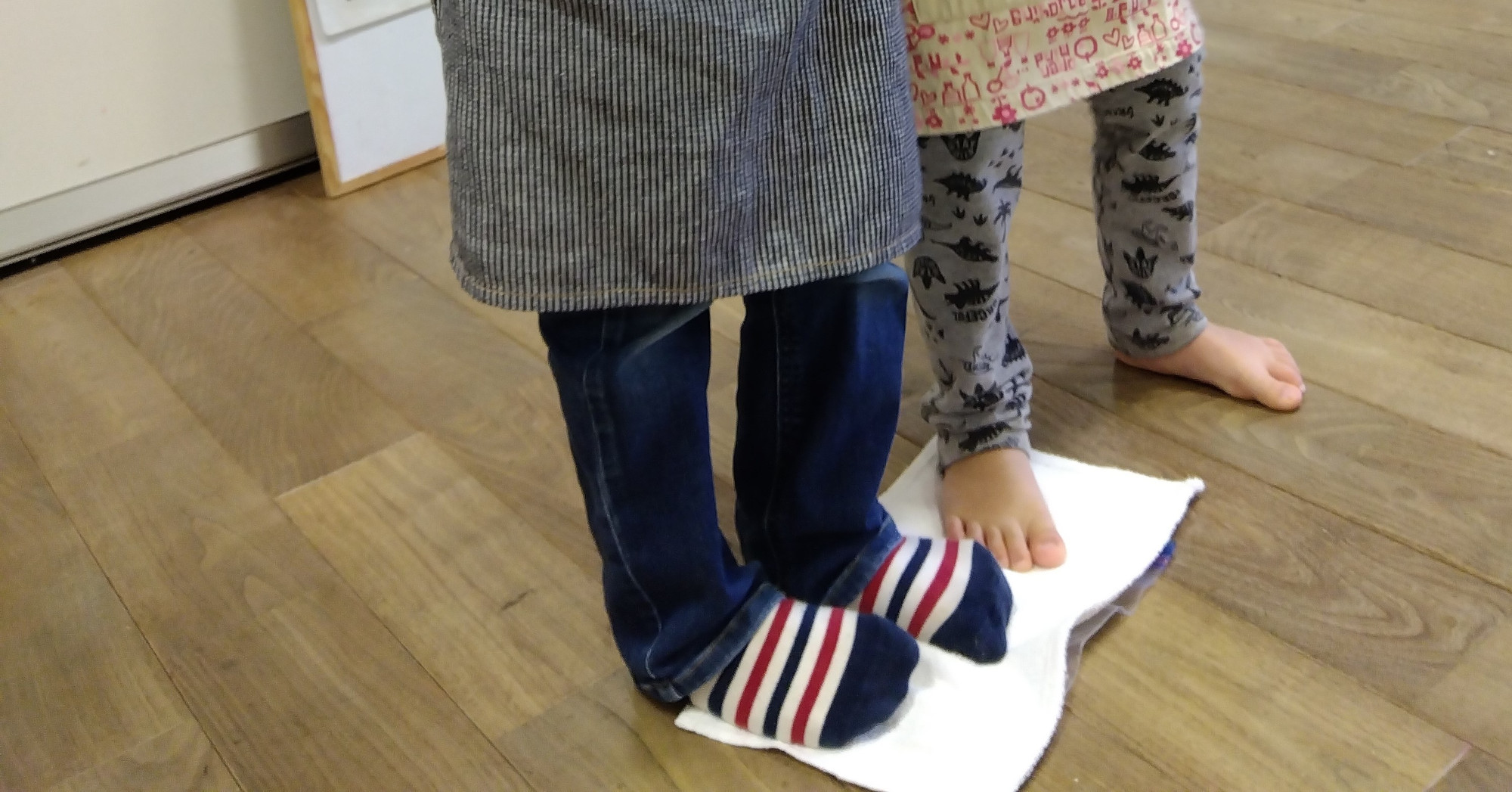 袋にいれたうどん団子を踏みつける子どもたち