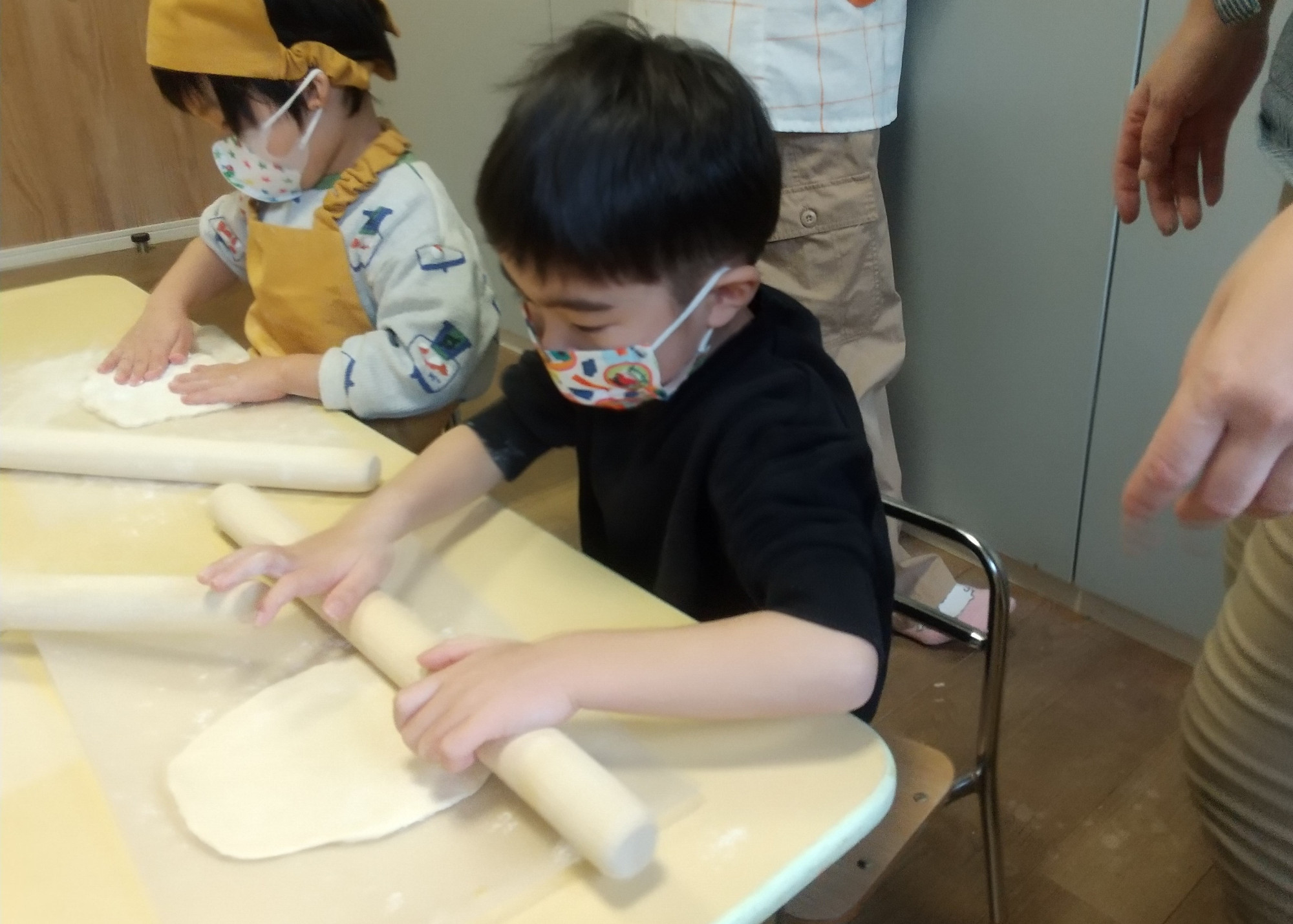 生地を伸ばす子どもたち