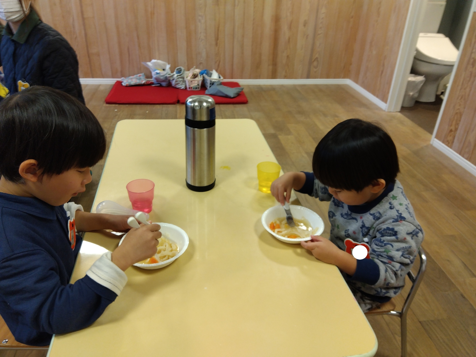 完成したうどんを食べる子どもたち