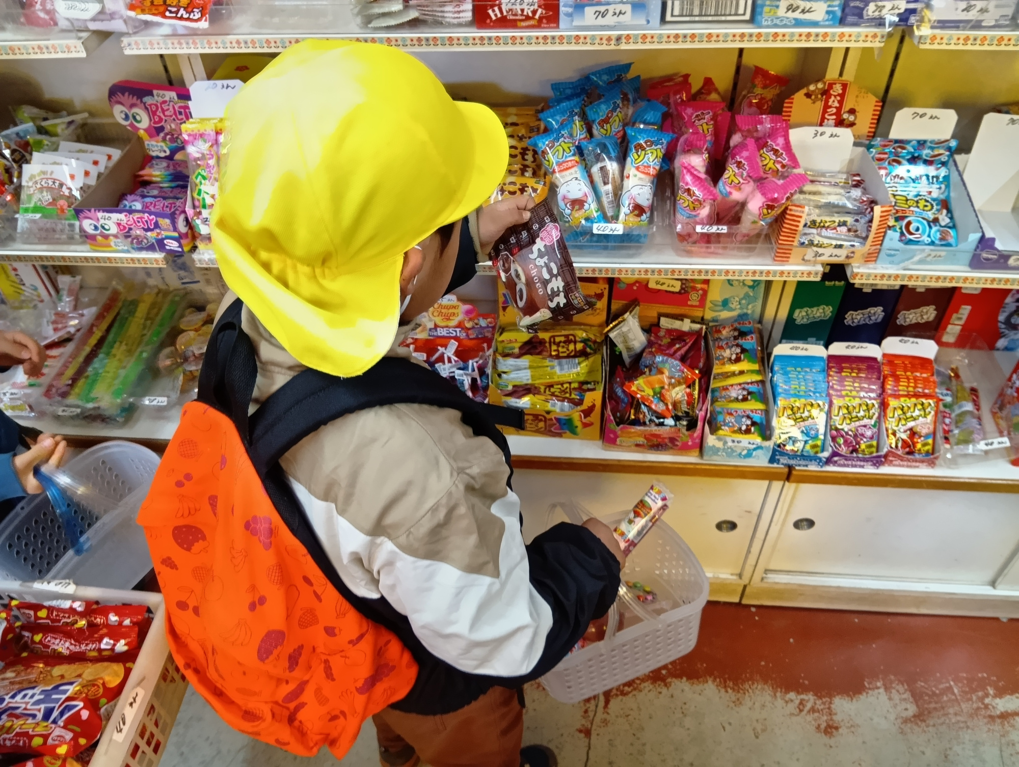 駄菓子を選ぶ子どもの様子