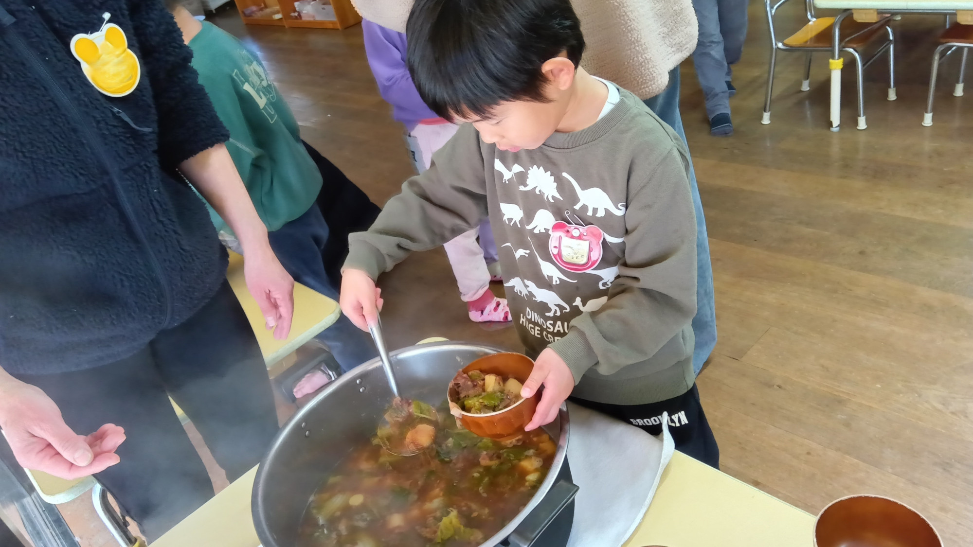 お皿に盛りつける様子
