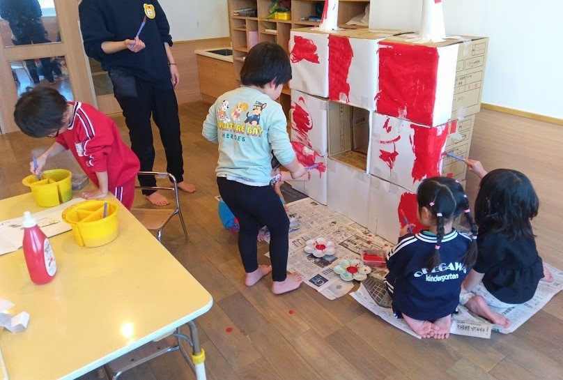 段ボールを着色して鬼を作る子どもたち