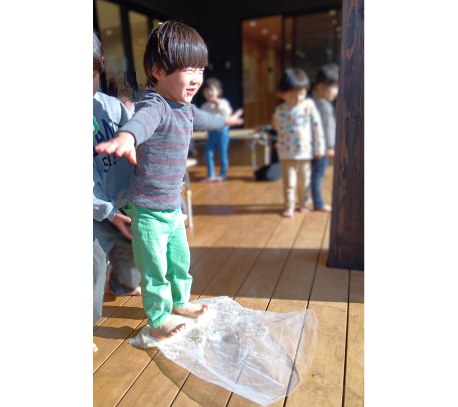 うどんを踏む子どもの様子