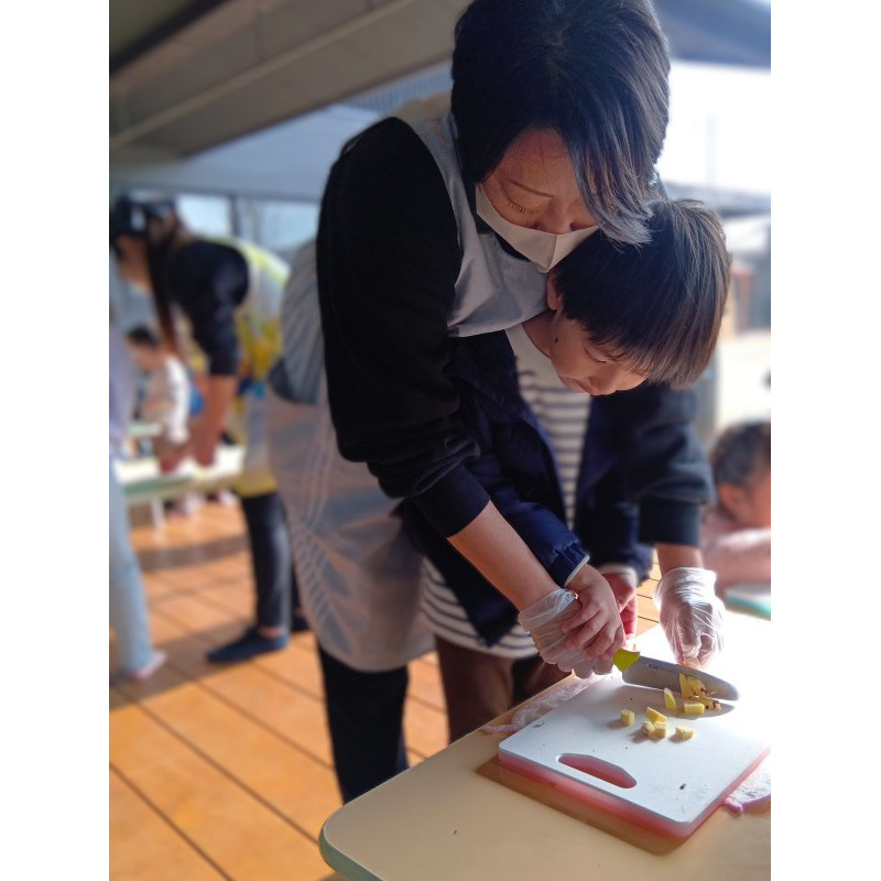 材料を切る子どもの様子