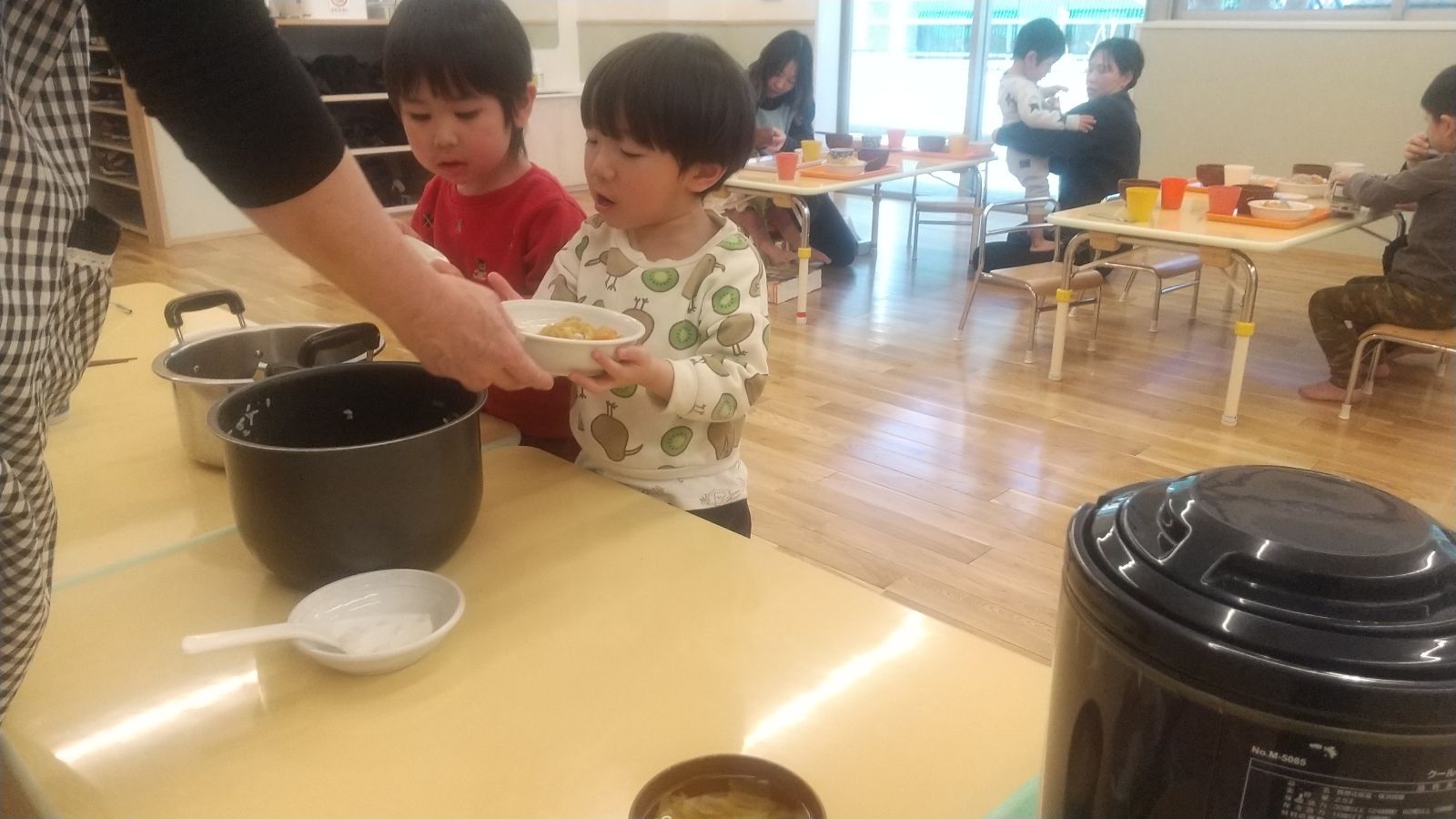 給食をよそう子ども"