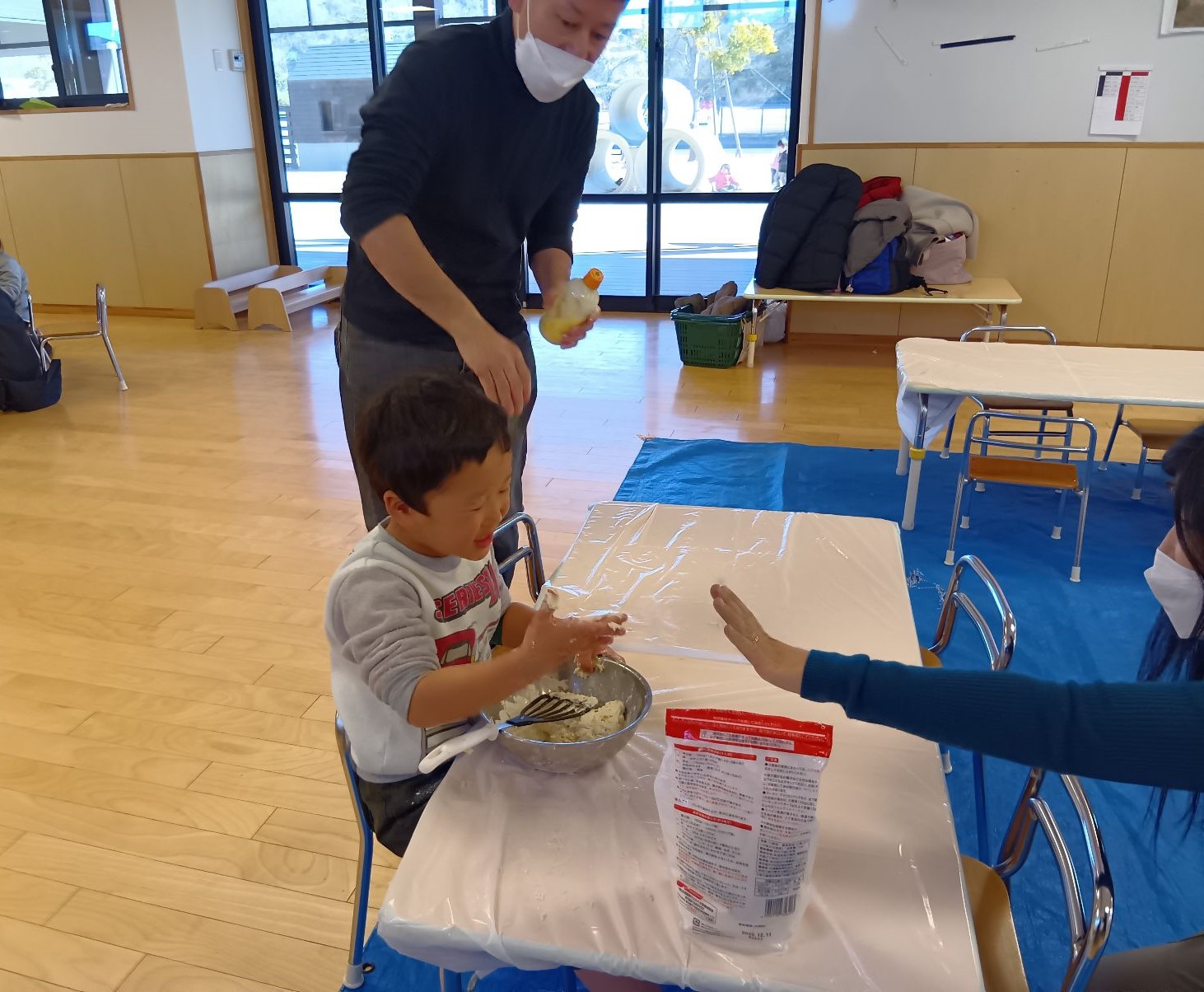 小麦粉の感触を楽しむ子どもの様子
